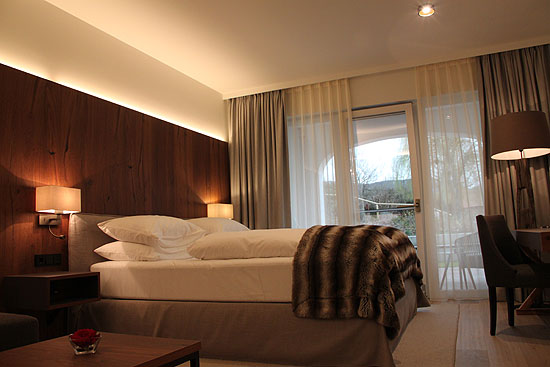eines der neuen Zimmer im Alpenhof Murnau (©Foto: Martin Schmitz)